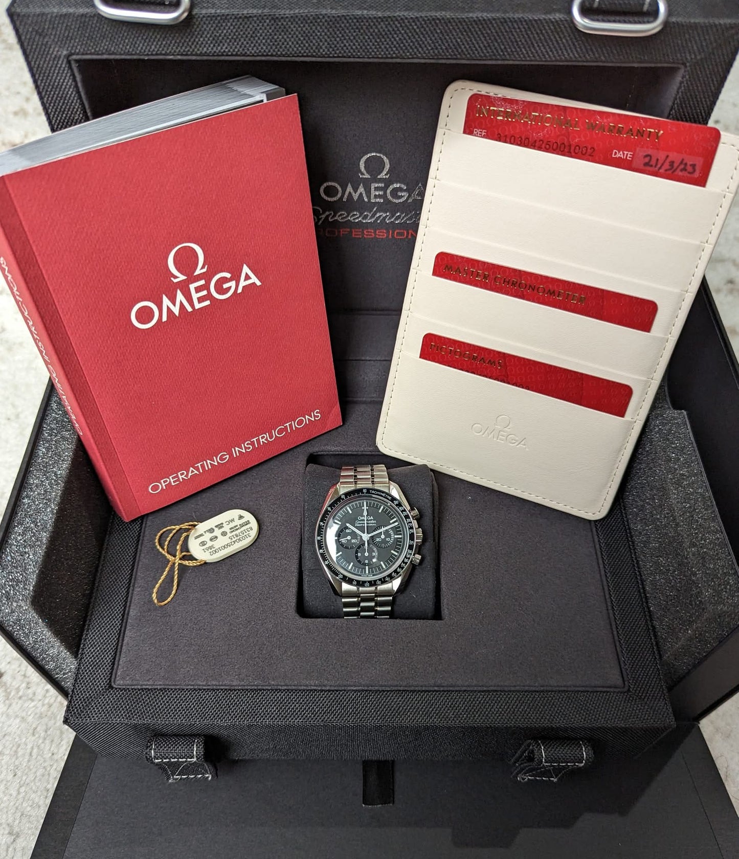 Omega speed master 3861 Sapphire sandwich 310.30.42.50.01.002 (Pre-owned) Like new condition undated card