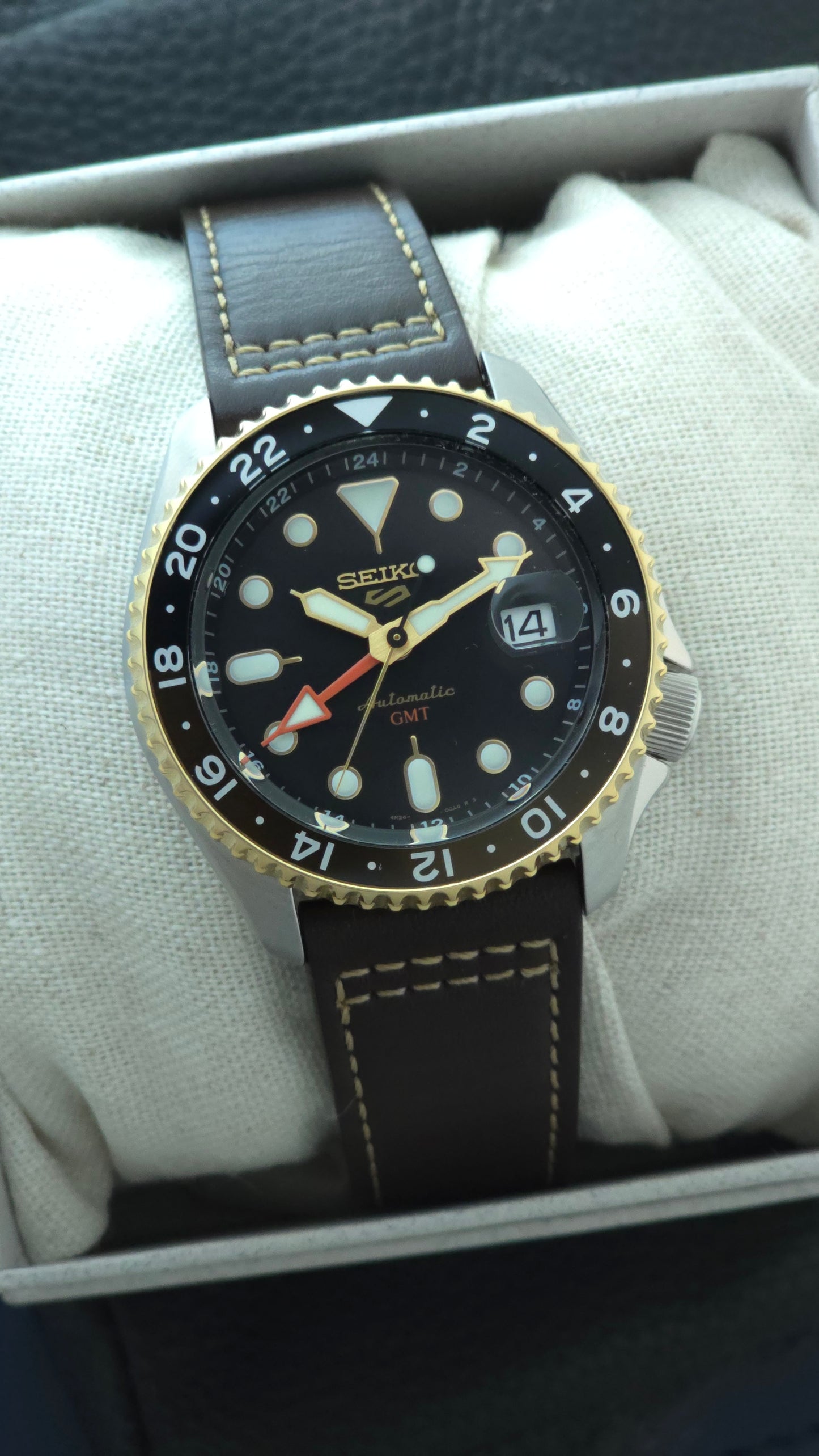 Seiko 5 sports Gmt (Pre-Owned) 42mm full set like new condition
