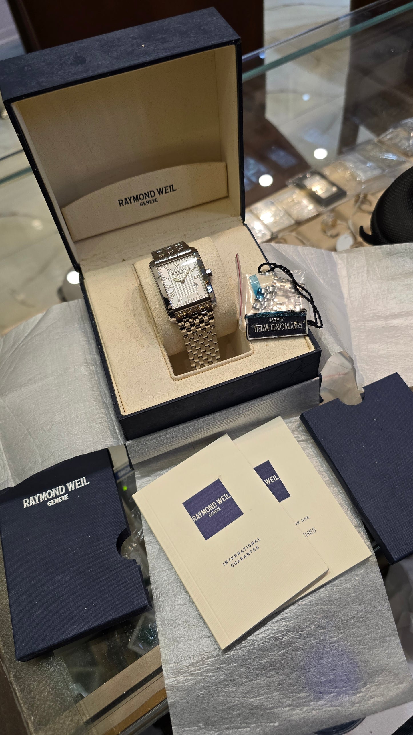 Raymond Weil Tango xl Menz size. (Pre-Owned) excellent condition Quartz Sapphire crystal