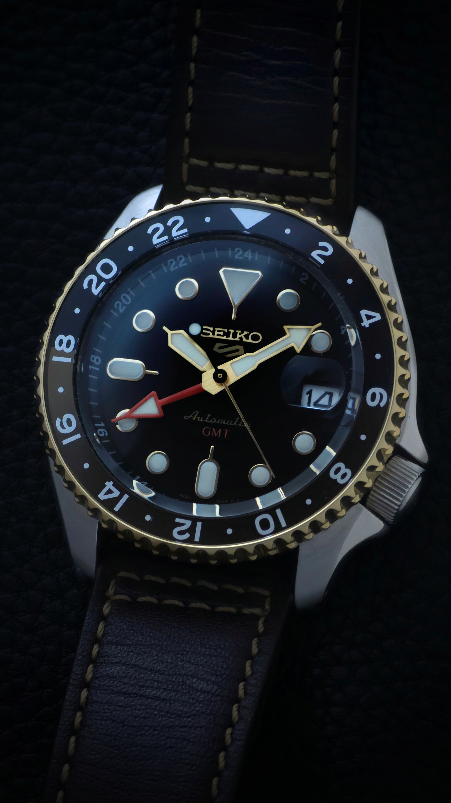 Seiko 5 sports Gmt (Pre-Owned) 42mm full set like new condition